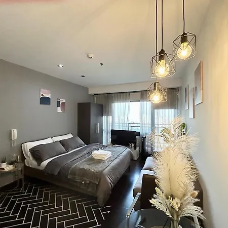 Sky-High Studio With Netflix, Sunset View, And Disney